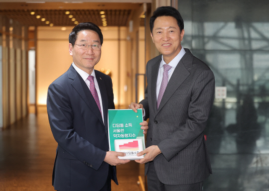 유정복(왼쪽) 인천시장이 16일 서울시청 시장실에서 나와 오세훈 서울시장과 기념촬영을 하고 있다. [연합뉴스]